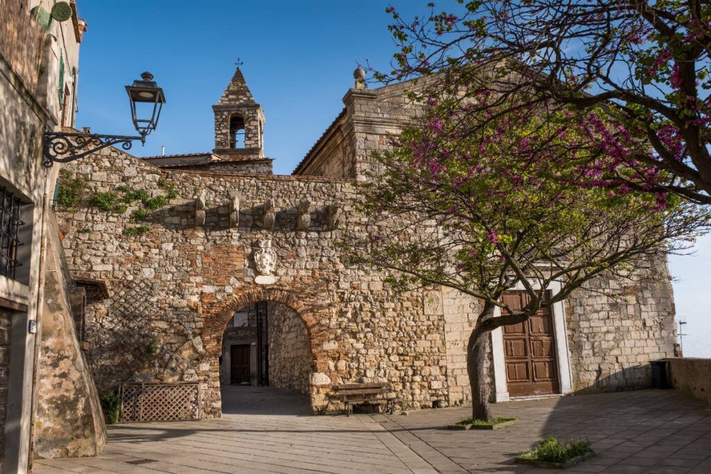 piazzetta castello rosignano